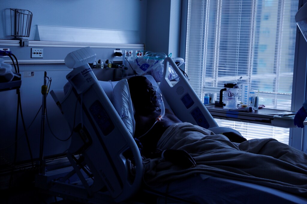 Boris Bryant, a (COVID-19) positive patient, lays in his isolation room on the Covid-19 unit at University of Arkansas for Medical Sciences (UAMS) in Little Rock, Arkansas, U.S., August 16, 2021. REUTERS/Shannon Stapleton TPX IMAGES OF THE DAY - RC2E6P9WSD2D