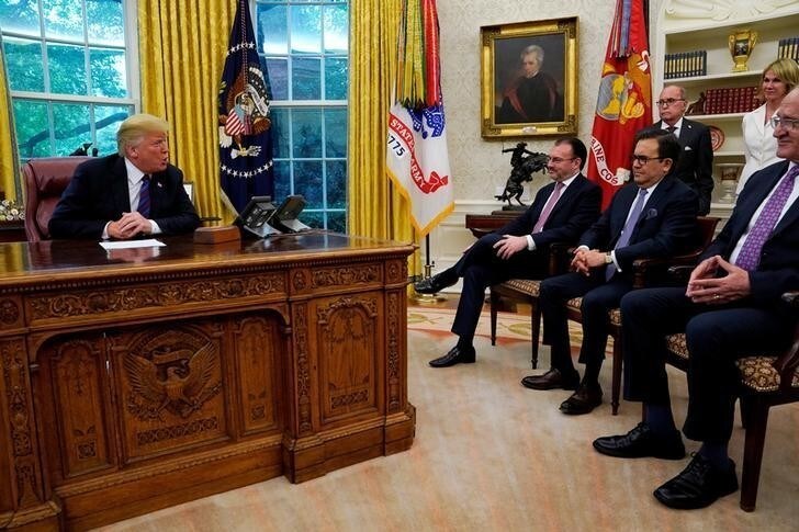 Mexico's Foreign Minister Luis Videgaray (C), Mexico's Economy Minister Ildefonso Guajardo (3rdR), White House chief economic adviser Larry Kudlow (3rdR-standing) and Jesus Seade (R), Mexico's President-elect Obrador's representative in trade negotiations look on as U.S. President Donald Trump (L) announces a deal to replace the North American Free Trade Agreement (NAFTA) at the White House in Washington, U.S., August 27, 2018. REUTERS/Kevin Lamarque