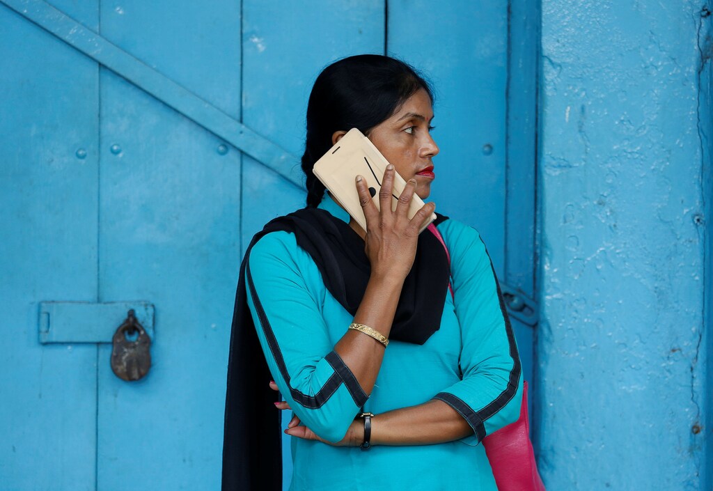 A woman talks on her mobile phone on a pavement in Kolkata, India July 5, 2017. REUTERS/Rupak De Chowdhuri - RC11E9915720