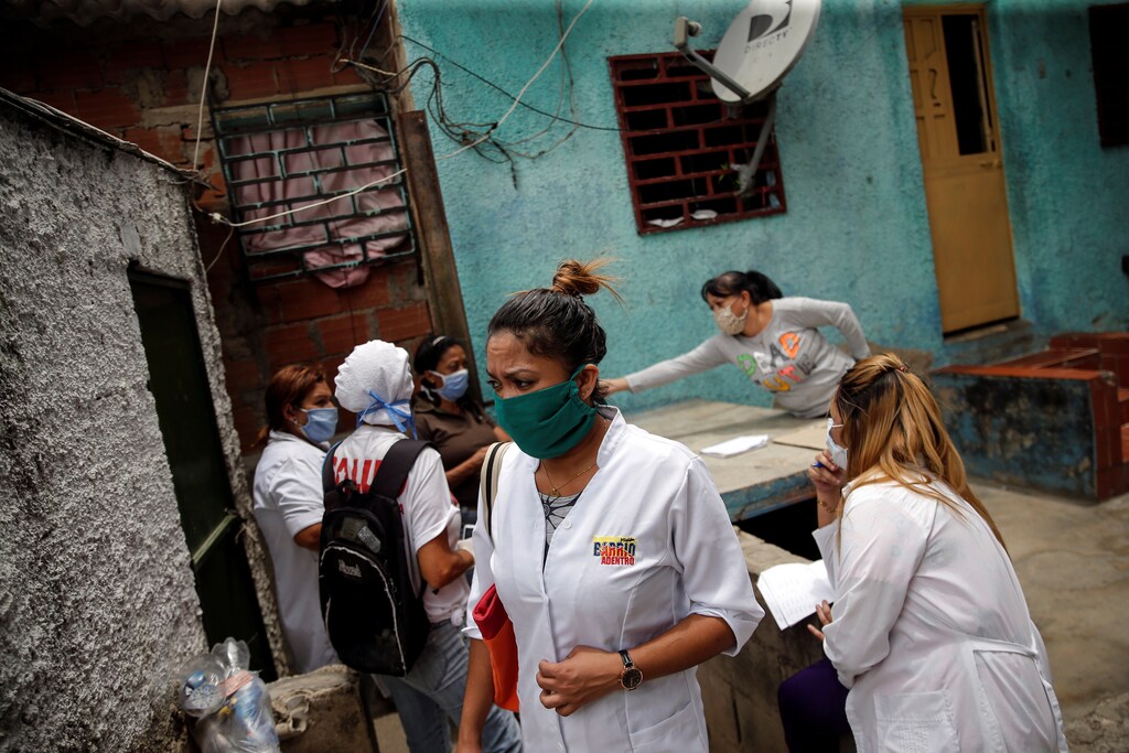 Un equipo formado por trabajadores sanitarios cubanos y venezolanos participan en una ronda de inspección en el barrio de Lidice durante la cuarentena nacional por el brote de la enfermedad coronavirus (COVID-19) en Caracas, Venezuela, el 9 de abril de 2020.