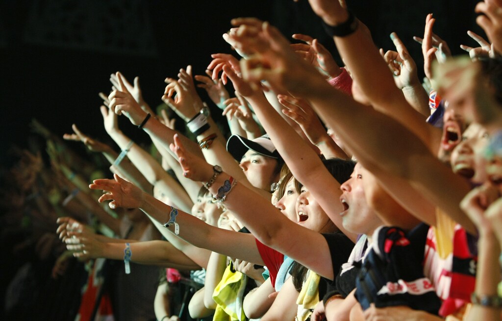 Fans cheer during a performance by British rock band Kasabian at the Summer Sonic 2009 music festival in Chiba, near Tokyo, August 7, 2009. An earthquake and typhoon rains failed to dampen the party spirit at this year's Summer Sonic, where a record 250,000 fans poured into venues in Tokyo and Osaka from August 7 to 9. Picture taken on August 7, 2009. REUTERS/Kim Kyung-Hoon (JAPAN ENTERTAINMENT SOCIETY) - RTR26OS3