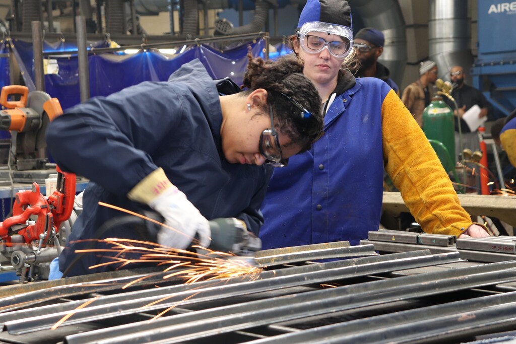 Una mujer trabajando en un proyecto de soldadura, ya que el mercado laboral sigue siendo prometedor.