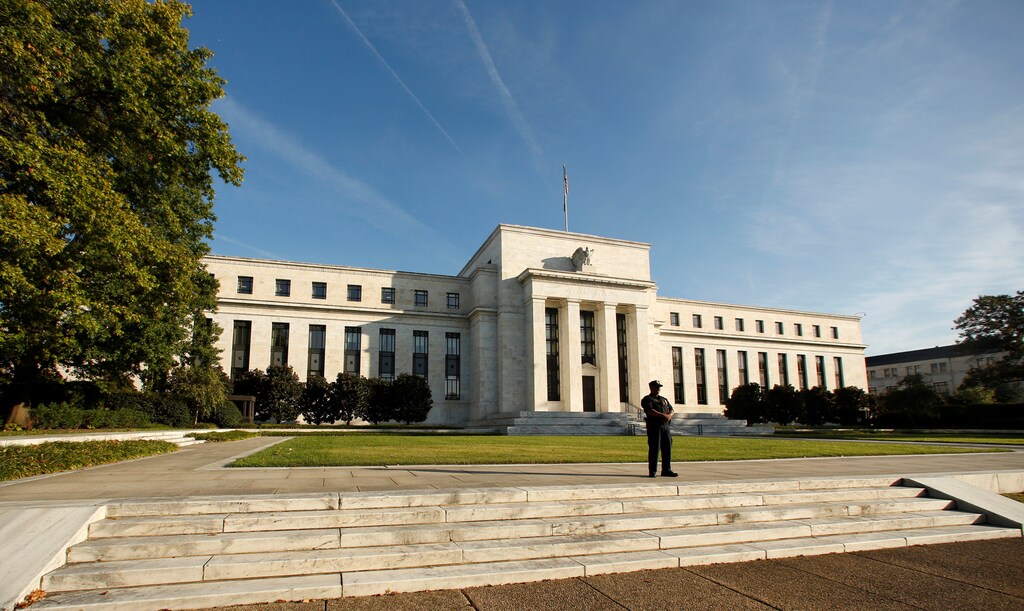 A police officer keeps watch in front of the U.S. Federal Reserve building in Washington, DC, U.S. on October 12, 2016. REUTERS/Kevin Lamarque/File Photo - RTX2RK44