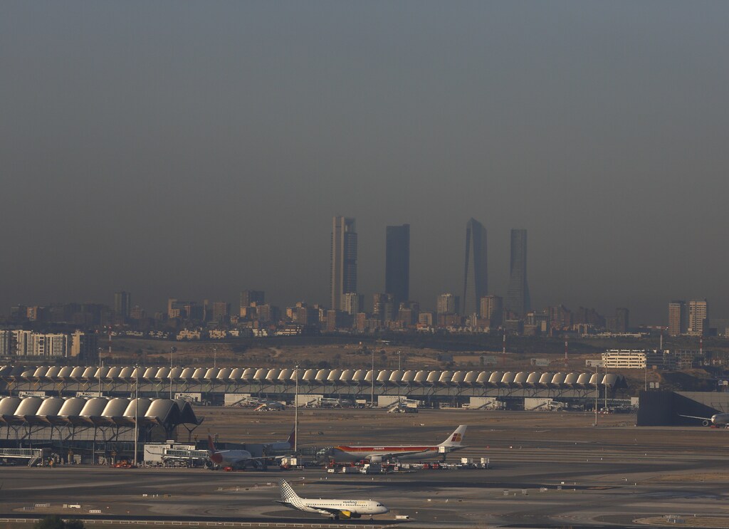 Pollution is seen over the Barajas airport and Four Towers Business Area in Madrid, Spain, December 2, 2015. The local government of the Spanish capital imposed a speed limit of 70km/h, down from 90km/h, in the main bypass of the city in an attempt to control air pollution which has cloaked the city with brown smog. REUTERS/Sergio Perez - RTX1WSJP