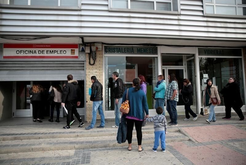 ATTENTION EDITORS - SPANISH LAW REQUIRES THAT THE FACES OF MINORS ARE MASKED IN PUBLICATIONS WITHIN SPAIN People enter a government-run job centre in Madrid, Spain, April 27, 2016. REUTERS/Andrea Comas/File Photo GLOBAL BUSINESS WEEK AHEAD PACKAGE SEARCH BUSINESS WEEK AHEAD JUNE 27 FOR ALL IMAGES - RTX2IDC7