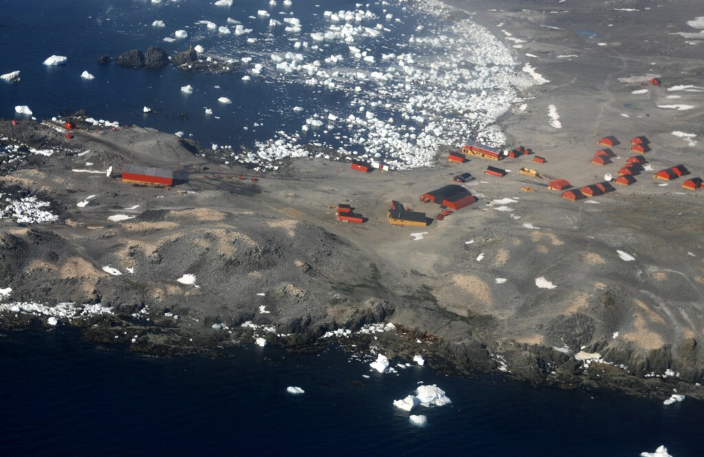 The Argentine base Esperanza is seen from an Air Force C-130 Hercules in the gateway of the Antarctic Peninsula, March 9, 2008. This scientific outpost belonging to the Argentine army has become a unique tourist attraction that draws tourists from all over the world every summer. REUTERS/Enrique Marcarian (ANTARCTICA) - GM1E43A0JER01