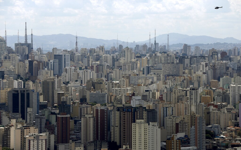 A helicopter flies over the skyline of Sao Paulo February 12, 2015. REUTERS/Paulo Whitaker (BRAZIL - Tags: TRANSPORT SOCIETY CITYSCAPE) - GM1EB2D0YDK01