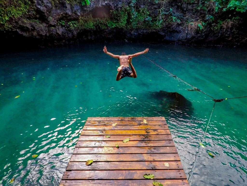 Un hombre se sumerge en aguas verde turquesa en Samoa Americana: En los pequeños Estados insulares del Pacífico están en marcha ambiciosos proyectos energéticos a gran escala.