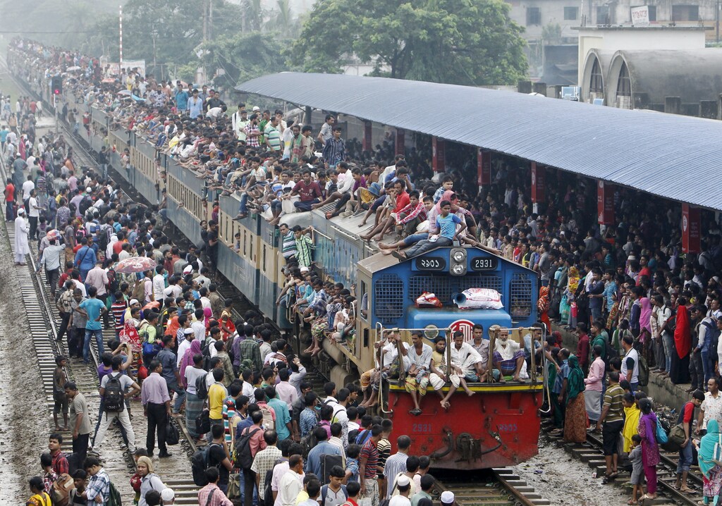 People crowd on top of a train entering the Dhaka airport rail station September 24, 2015, as thousands of Bangladeshi Muslims head home to celebrate Eid-al-Adha. Muslims across the world are celebrating the annual festival of Eid al-Adha also known as the Feast of the Sacrifice. REUTERS/Ashikur Rahman TPX IMAGES OF THE DAY - GF10000218305
