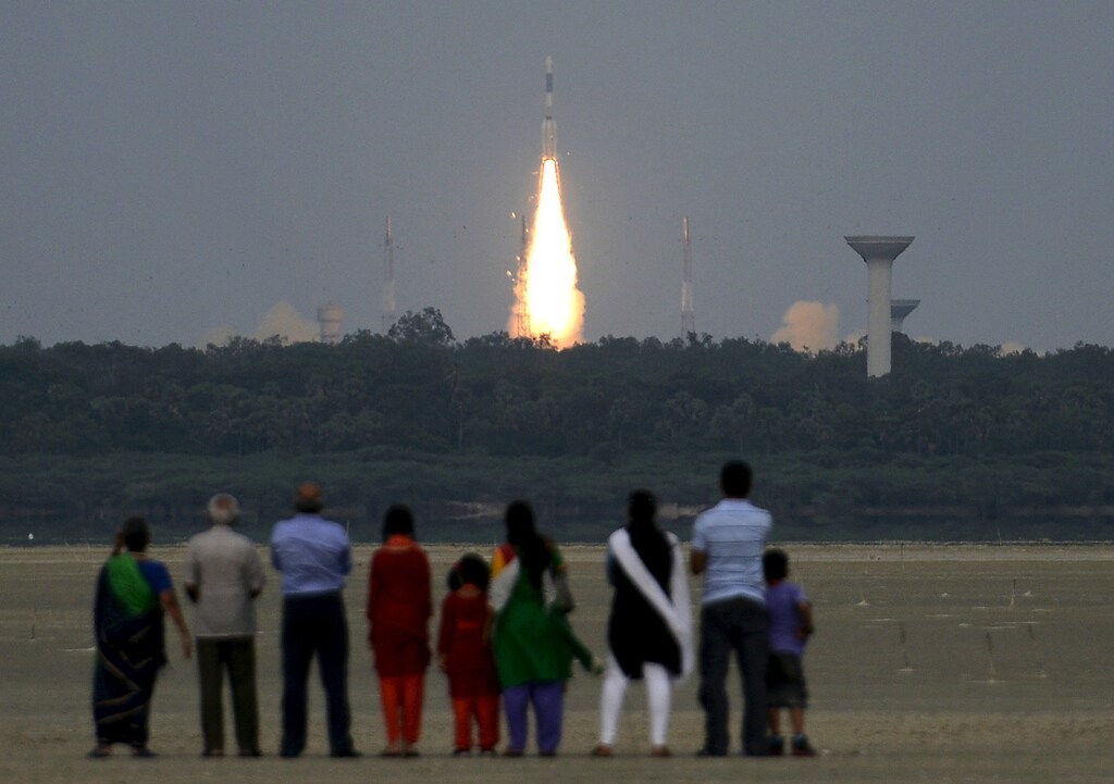 People watch as India's Geosynchronous Satellite Launch Vehicle (GSLV-D6) blasts off carrying a 2117 kg GSAT-6 communication satellite from the Satish Dhawan space centre at Sriharikota, India, August 27, 2015. REUTERS/Stringer - RTX1PXTO