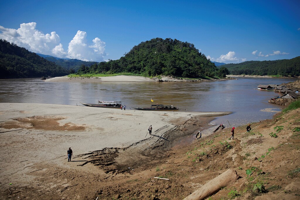 A view shows Ban Sob Moei, a Thai village located at the confluence of Moei and Salween rivers, which is threatened by the planned Hatgyi dam in Myanmar, November 16, 2014. REUTERS/Thin Lei Win/File Photo - S1BEUATPMHAA