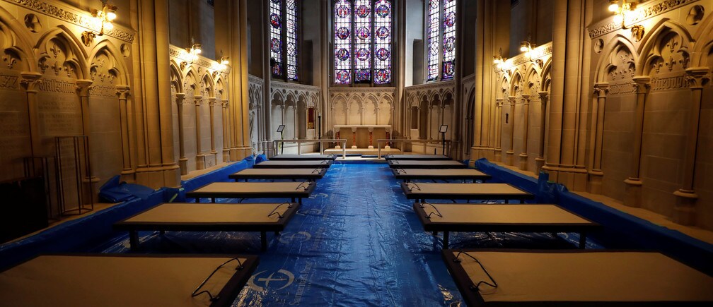 Se ven camas de hospital en una capilla dentro de la Iglesia Catedral de San Juan el Divino para lo que será un hospital de campaña temporal construido por el Samaritan's Purse y el Hospital Mount Sinai en el Upper West Side de Manhattan durante el brote de la enfermedad coronavirus (COVID19) en la ciudad de Nueva York, Nueva York, EE.UU., el 8 de abril de 2020.