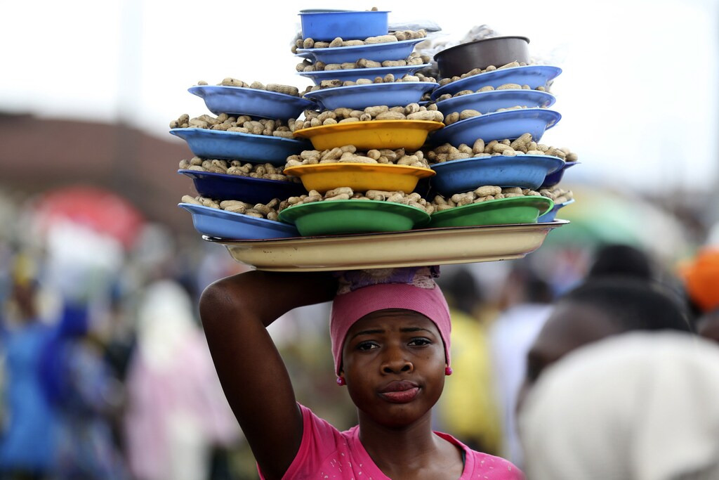 A girl hawks groundnuts arranged on a tray along a road in Nigeria's southwest city of Osogbo, August 11, 2014.REUTERS/Akintunde Akinleye(NIGERIA - Tags: SOCIETY) - GM1EA8C0C5I01