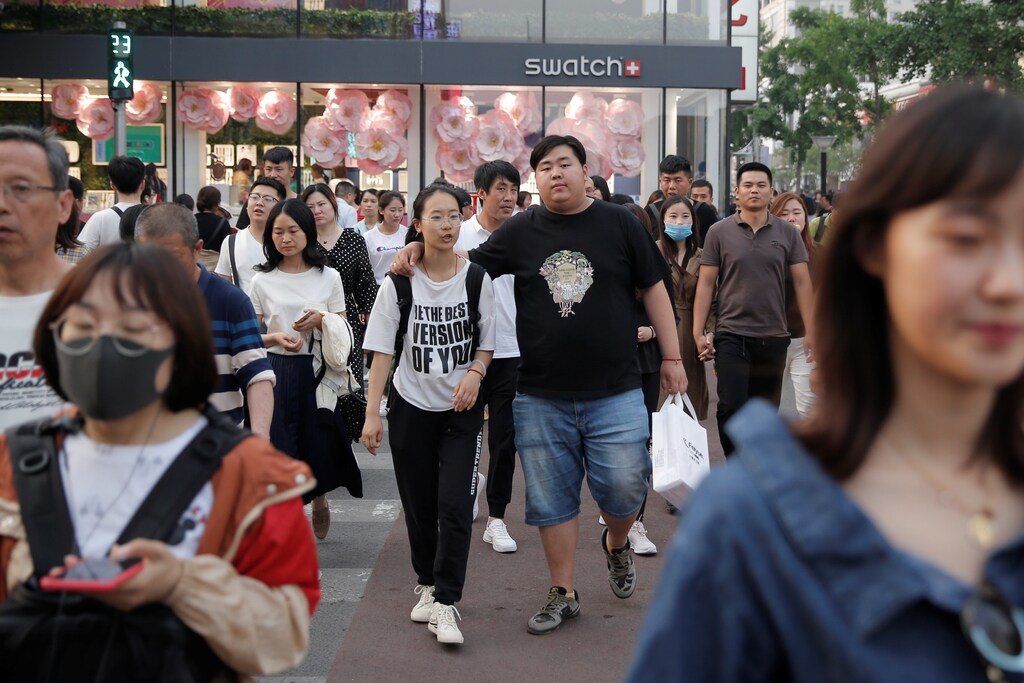 People walk in Wangfujing shopping street in Beijing, China May 15, 2019. REUTERS/Thomas Peter - RC194C8160F0