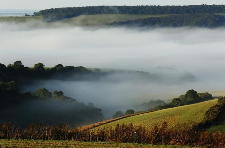 Autumn mists hang over villages and the countryside in the South Downs National Park near Amberley in Southern England October 7, 2013. REUTERS/Luke MacGregor (BRITAIN - Tags: ENVIRONMENT)