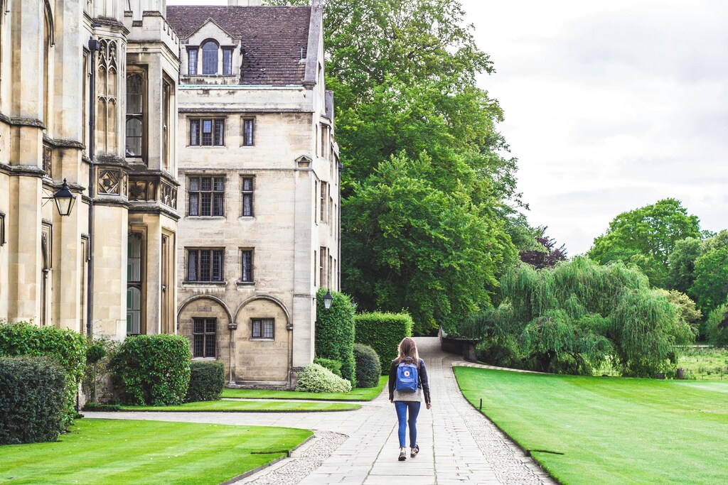Estudiante con mochila camina delante del King's College de Cambridge.