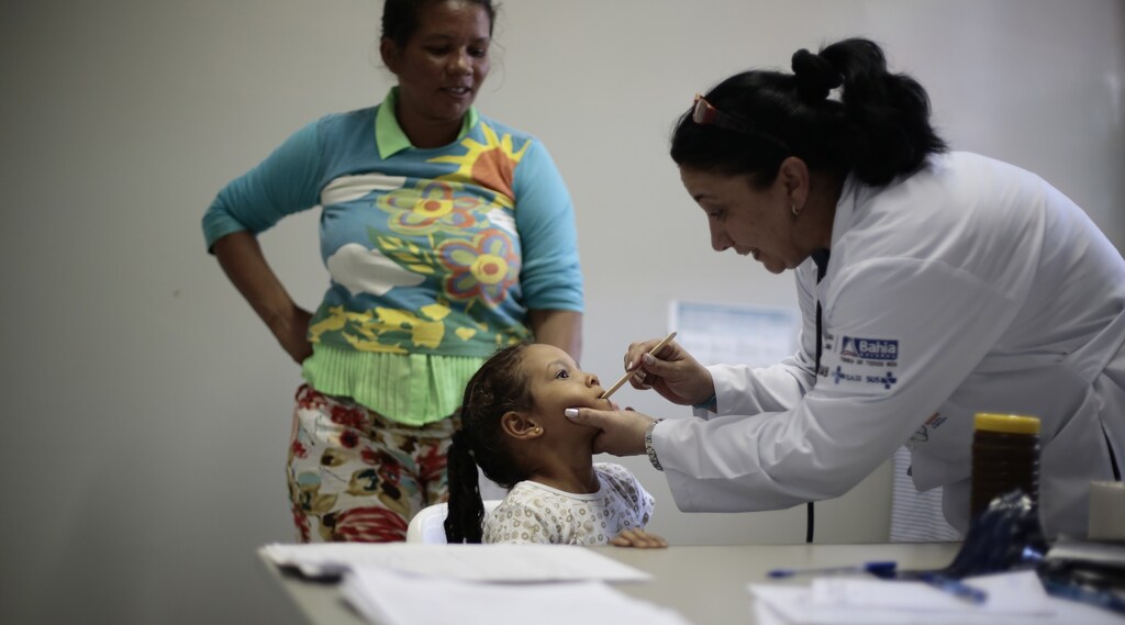 Cuban doctor Dania Rosa Alvero Pez examines a young patient at the Health Center in the city of Jiquitaia in the state of Bahia, north-eastern Brazil, November 18, 2013.