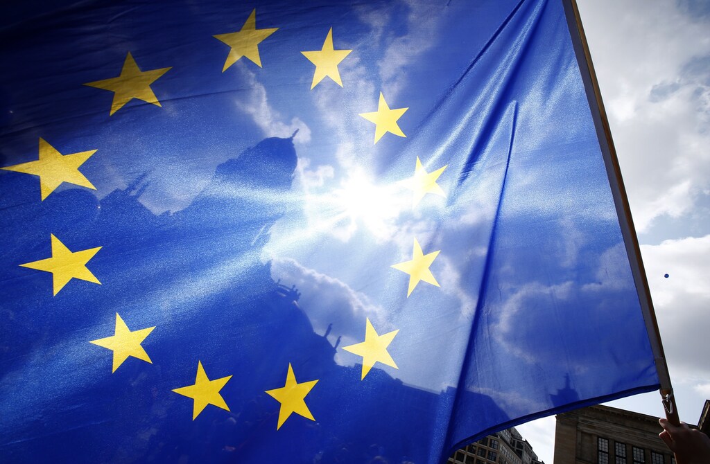 Participant of the Pro-Europe "Pulse of Europe" movement holds European Union flag during a protest at Gendarmenmarkt square in Berlin, Germany, April 2, 2017. REUTERS/Fabrizio Bensch - RTX33Q2V