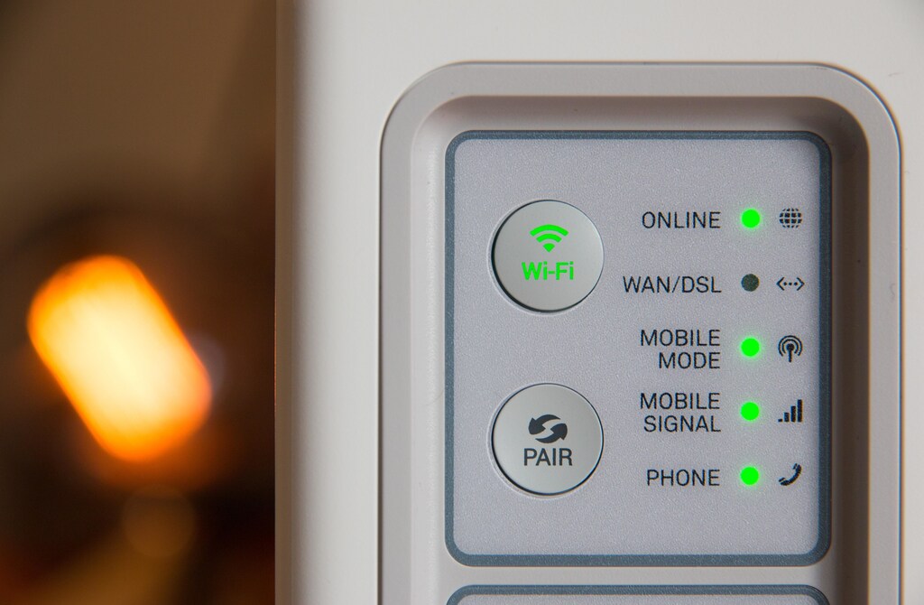a picture of a internet modem showing the wifi signal