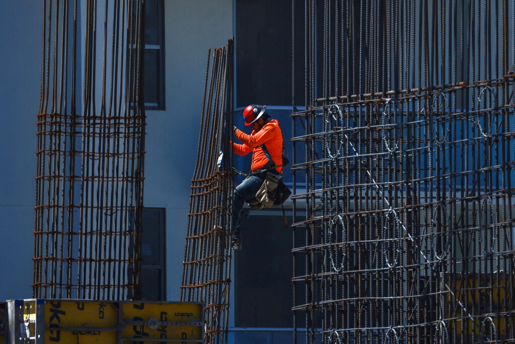 Trabajadores instalan varillas de acero en un sitio de construcción en Miami, Florida, EE. UU., el 11 de marzo de 2025. REUTERS/Giorgio Viera