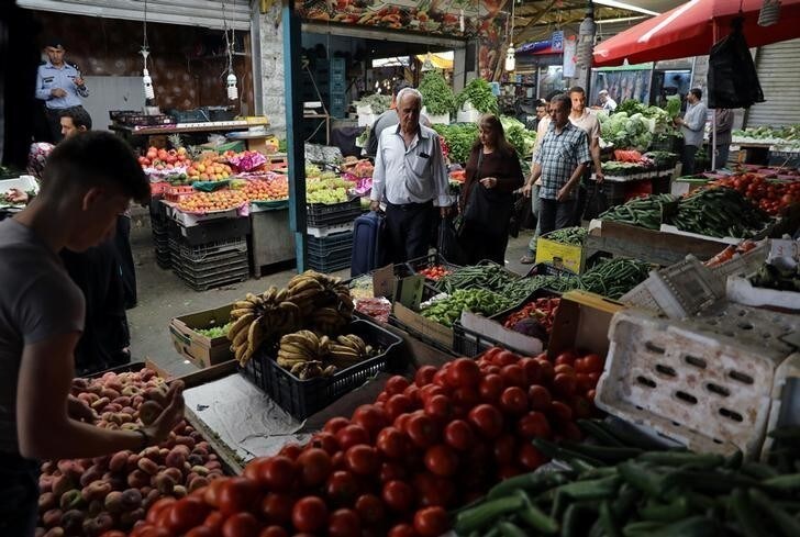 People shop at a vegetable and fruit market in Amman, Jordan June 6, 2018. REUTERS/Ammar Awad