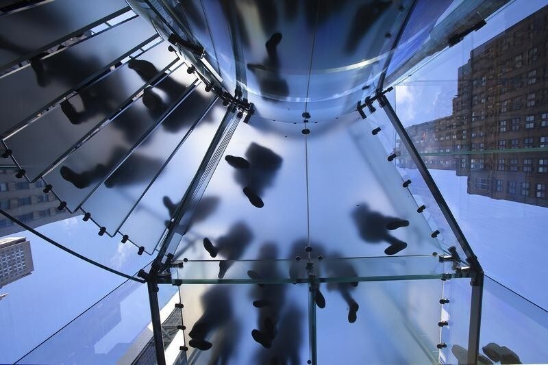 People stream into the Apple store on 5th Avenue on Black Friday in New York November 28, 2014. REUTERS/Carlo Allegri (UNITED STATES - Tags: BUSINESS) - GM1EABT02UV01