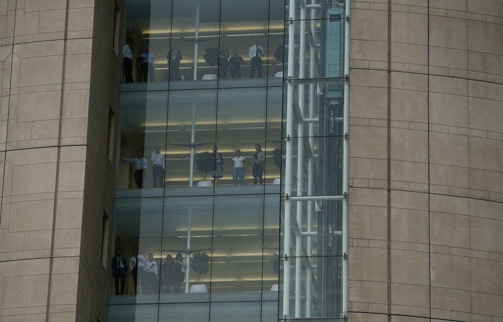Britain General Sport - Team GB Homecoming Parade - Leeds - Leeds - 28/9/16People in a office watch the paradeAction Images via Reuters / Andrew BoyersLivepicEDITORIAL USE ONLY. - RTSPW7R