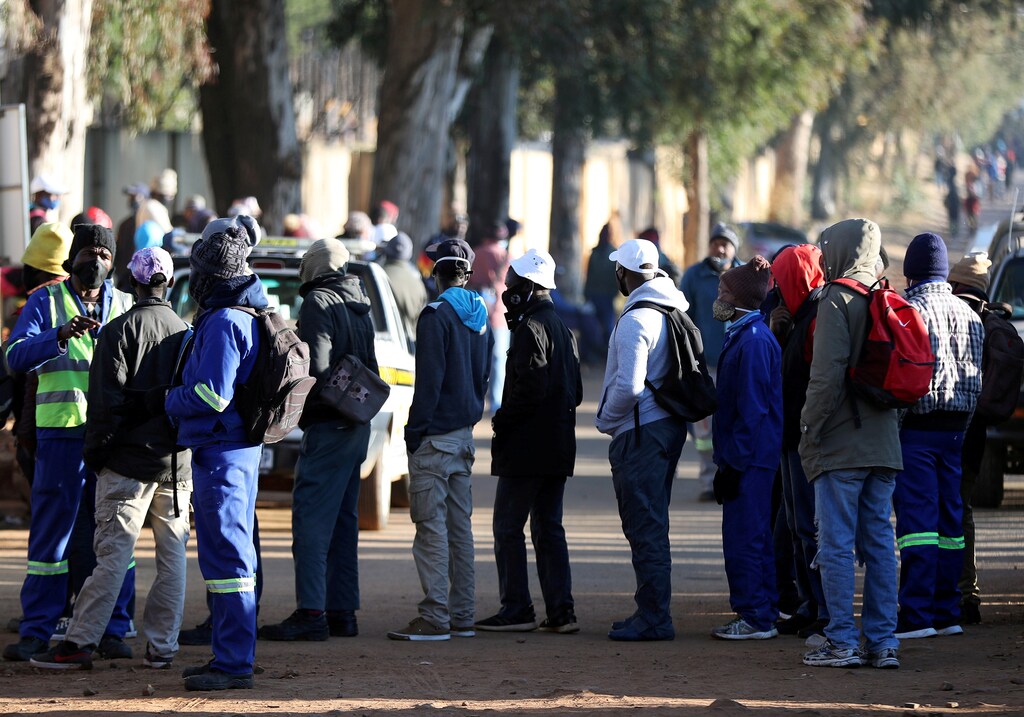 Job seekers stand outside a construction site ahead of the release of the unemployement numbers by Statistics South Africa, in Eikenhof, south of Johannesburg, South Africa, June 23, 2020. REUTERS/Siphiwe Sibeko - RC2VEH9YEZV1
