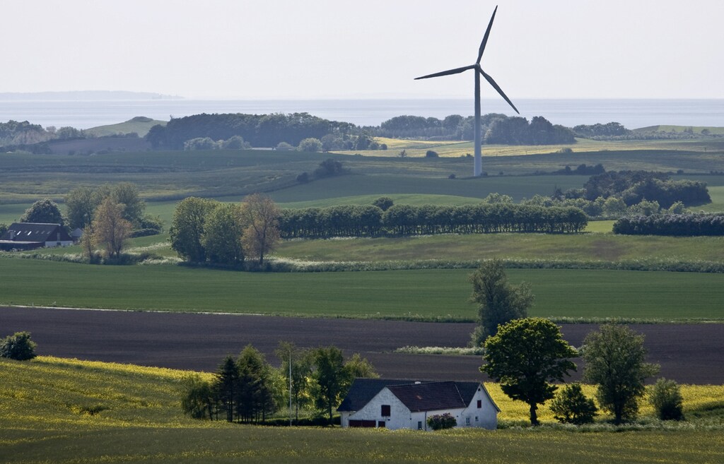 A windmill rises over farmland on the Danish island of Samso May 20, 2008. Concerns about energy security may run high elsewhere in Europe, but on the windswept Danish island of Samso the inhabitants have achieved a decade-long target of self-sufficiency in renewable power. Picture taken May 20, 2008. To match feature RENEWABLES/DENMARK. REUTERS/Bob Strong (DENMARK) BEST QUALITY AVAILABLE - GM1E48I0KOL01