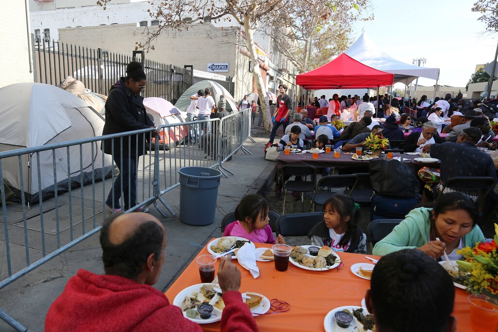 People are served a Thanksgiving meal in the Skid Row district of Los Angeles, California, U.S. November 23, 2016. REUTERS/David McNew - S1AEUOOSNAAA