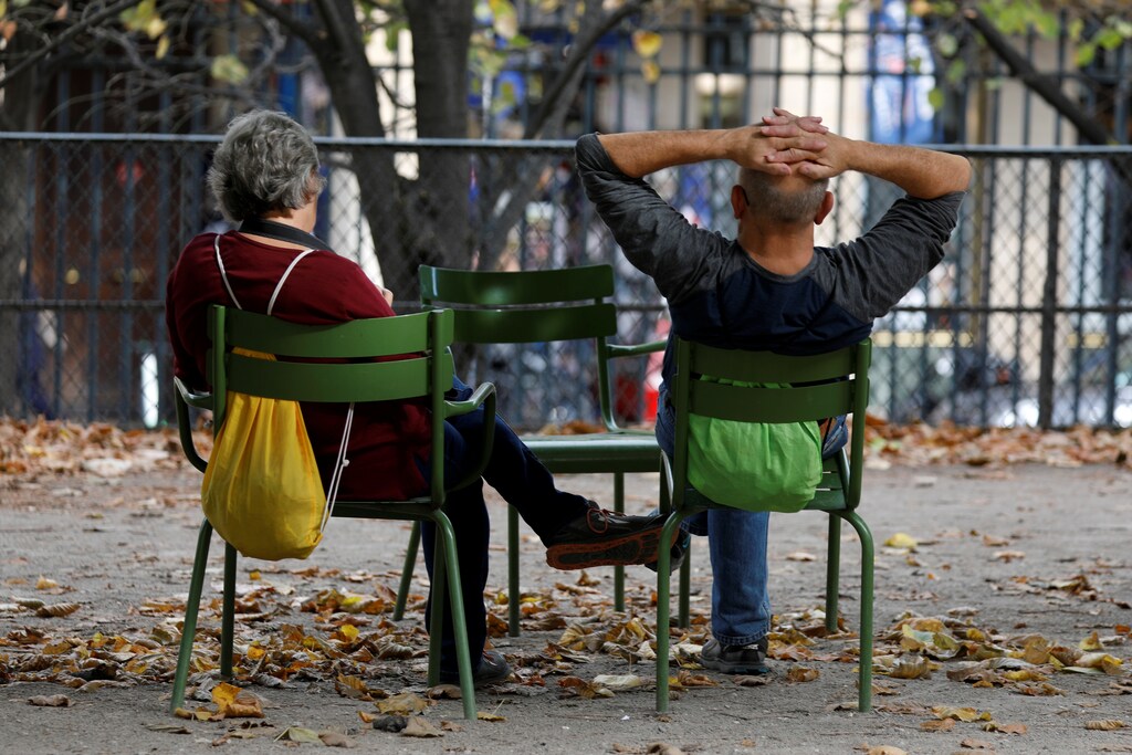 Elderly people sit in the Jardin des Tuileries in Paris, France, October 12, 2018. REUTERS/Charles Platiau - RC1C88B45450