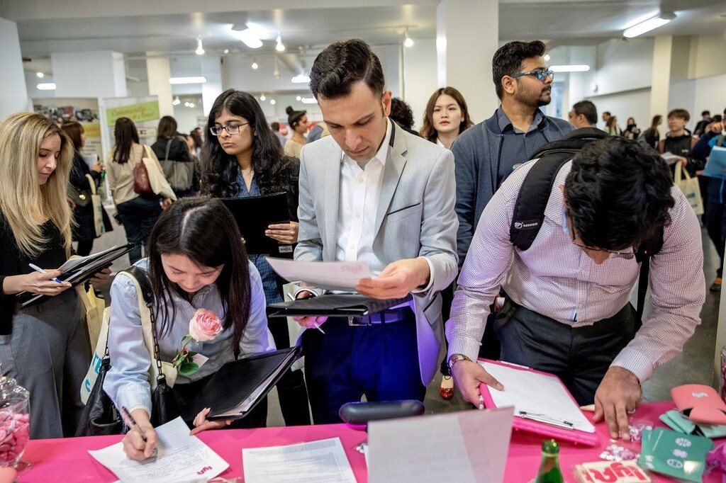 Job seekers and recruiters gather at TechFair in Los Angeles, California, U.S. March 8, 2018. REUTERS/Monica Almeida - RC1887D2A960