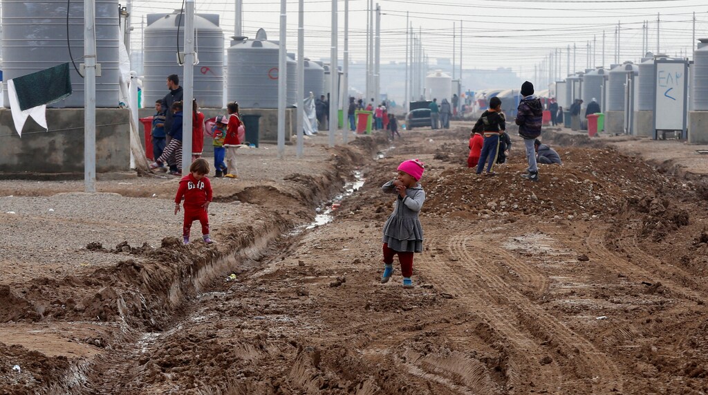 Displaced Iraqi children, who fled the Islamic State stronghold of Mosul, gather at Khazer camp, Iraq December 13, 2016. REUTERS/Ammar Awad - RTX2UUQI