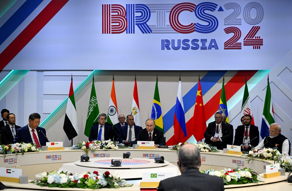 Los presidentes Xi Jinping (China) y Vladímir Putin (Rusia) y el primer ministro Narendra Modi (India) asisten a la reunión de formato reducido en Kazán, el 23 de octubre de 2024.