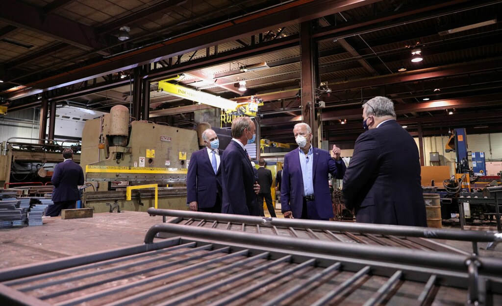 Joe Biden tours a Pennsylvania metal works plant during his electoral campaign in 2020.