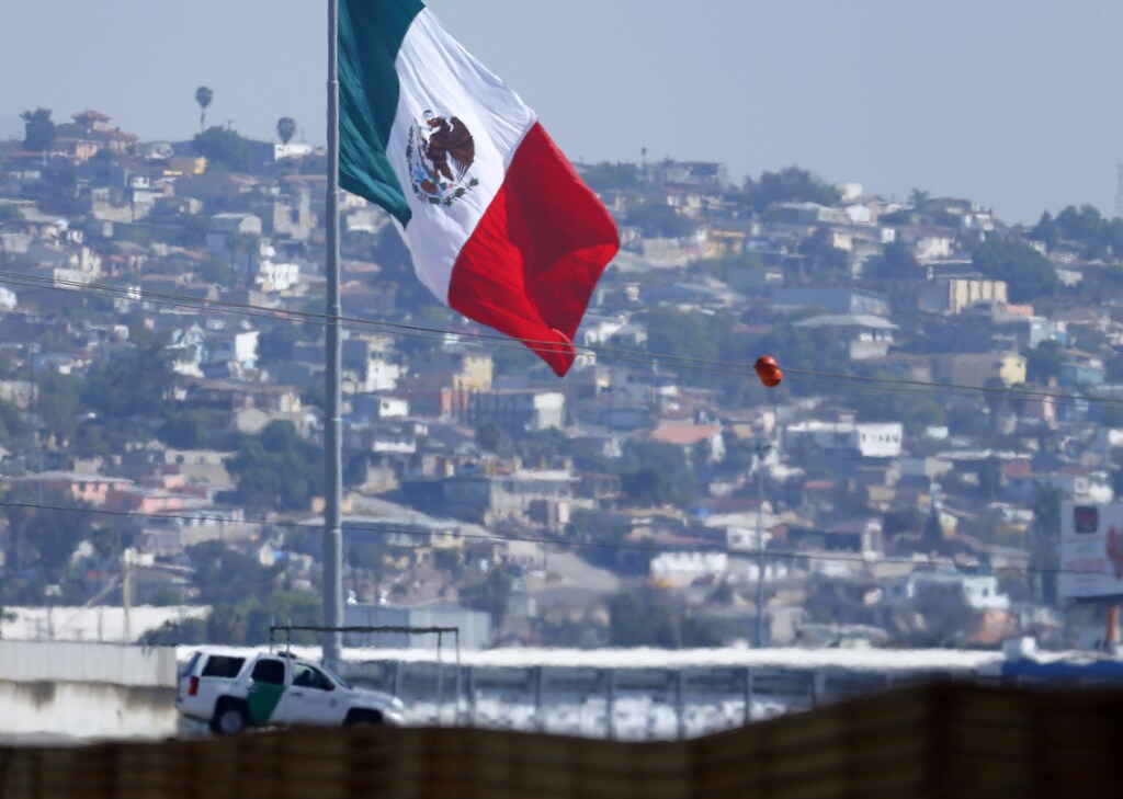 A U.S. border patrol officer sits in his vehicle looking out over Tijuana, Mexico from San Ysidro, California February 25, 2015. U.S. Senate leaders took a tentative step on Tuesday that could avert a partial shutdown of the Department of Homeland Security, but it was unclear if House Speaker John Boehner and restive conservatives would support a new concession to Democrats. REUTERS/Mike Blake (UNITED STATES - Tags: POLITICS CRIME LAW MILITARY) - RTR4R6FA