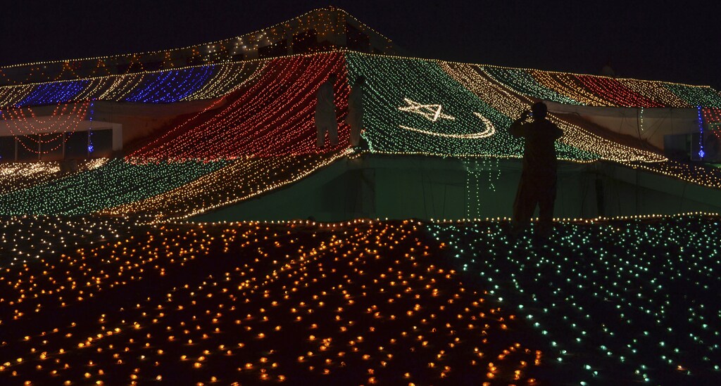 Men are silhouetted as they work to illuminate the Balochistan Assembly building in celebration of Pakistan's Independence Day in Quetta, August 13, 2013. Pakistan commemorates its Independence Day on August 14. REUTERS/Naseer Ahmed (PAKISTAN - Tags: POLITICS ANNIVERSARY SOCIETY) - GM1E98E02GP01