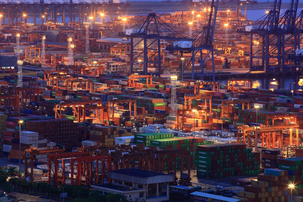Containers are seen at Yantian port in Shenzhen, Guangdong province, China July 4, 2019. Picture taken July 4, 2019. REUTERS/Stringer ATTENTION EDITORS - THIS IMAGE WAS PROVIDED BY A THIRD PARTY. CHINA OUT. - RC1471296020