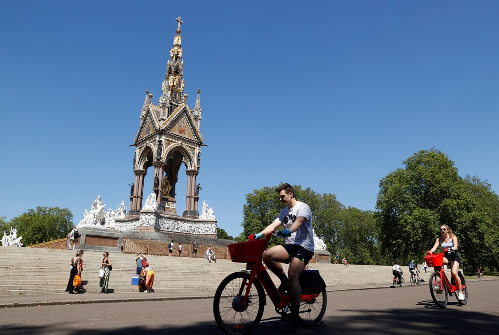 La gente pasa en bicicleta por el Albert Memorial en Kensington Gardens, tras el brote de la enfermedad coronavirus (COVID-19), Londres, Gran Bretaña, 30 de mayo de 2020.