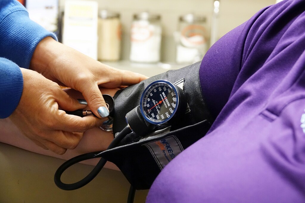 A nurse takes someones blood pressure inside the East Arkansas Family Health Center in Lepanto, Arkansas, U.S., May 2, 2018. Picture taken May 2, 2018. To match Special Report USA-HEALTHCARE/ARKANSAS REUTERS/Karen Pulfer Focht - RC1C8E69F7C0