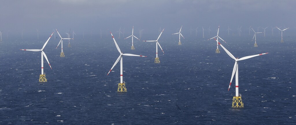 Power-generating windmill turbines are pictured at the 'Amrum Bank West' offshore windpark in the northern sea near the island of Amrum, Germany September 4, 2015. REUTERS/Morris Mac Matzen - GF10000193712