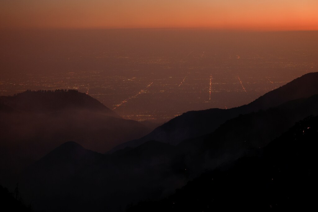 El humo se eleva sobre la ladera cerca del Monte Wilson durante el incendio Eaton, en el condado de Los Ángeles, mientras los incendios forestales arden en el área de Los Ángeles, California, EE. UU., el 10 de enero de 2025: Las recientes tormentas e incendios forestales subrayan la creciente amenaza de los riesgos climáticos.