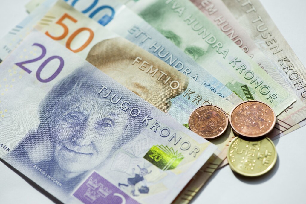 New Swedish Krona banknotes and coins are seen in this picture taken September 14, 2015. Sweden will introduce new 20, 50, 200 and 1,000 krona banknotes on October 1, 2015, and new 100 and 500 krona banknotes in 2016. New coins will also be introduced in 2016. Picture taken September 14. â¨REUTERS/Fredrik Sandberg/TT News Agency â¨ATTENTION EDITORS - THIS IMAGE WAS PROVIDED BY A THIRD PARTY. IT IS DISTRIBUTED EXACTLY AS RECEIVED BY REUTERS, AS A SERVICE TO CLIENTS. FOR EDITORIAL USE ONLY. NOT FOR SALE FOR MARKETING OR ADVERTISING CAMPAIGNS. SWEDEN OUT. NO COMMERCIAL OR EDITORIAL SALES IN SWEDEN. NO COMMERCIAL SALES.â¨ - GF10000227560