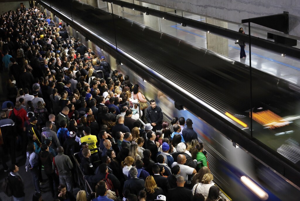 Commuters wait for the train at the Estacao da Se subway station in downtown Sao Paulo June 10, 2014. Subway workers late on Monday suspended a strike that crippled traffic in Brazil's biggest city, but warned they could resume their walkout on Thursday, when Sao Paulo hosts the first game of the soccer World Cup. Fans arriving in the city earlier Monday were met by daunting traffic jams and other delays after police used tear gas to disperse the striking workers. It was the fifth day of salary protests. Union leaders and local authorities are to renew negotiations on Wednesday. REUTERS/Nacho Doce (BRAZIL - Tags: SPORT SOCCER WORLD CUP TRANSPORT) - TB3EA6A1SRQ7P