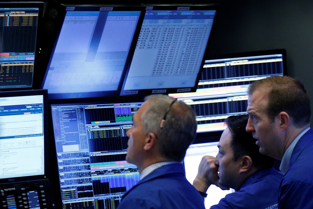 Traders work on the floor of the New York Stock Exchange (NYSE) in New York, U.S., April 20, 2017. REUTERS/Brendan McDermid - RTS135NH