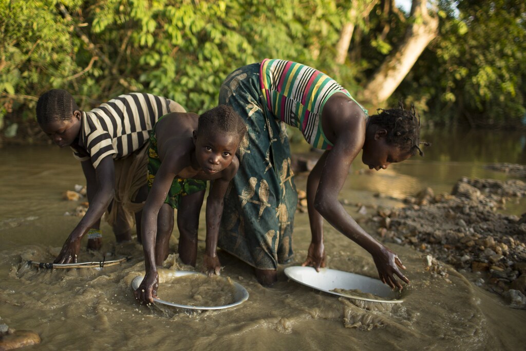 Girls pan for gold in a stream next to a local mine near the village of Game, about 230 kilometres north of the capital Bangui April 24, 2014. REUTERS/Siegfried Modola (CENTRAL AFRICAN REPUBLIC - Tags: BUSINESS COMMODITIES EMPLOYMENT TPX IMAGES OF THE DAY) - RTR3MJBD