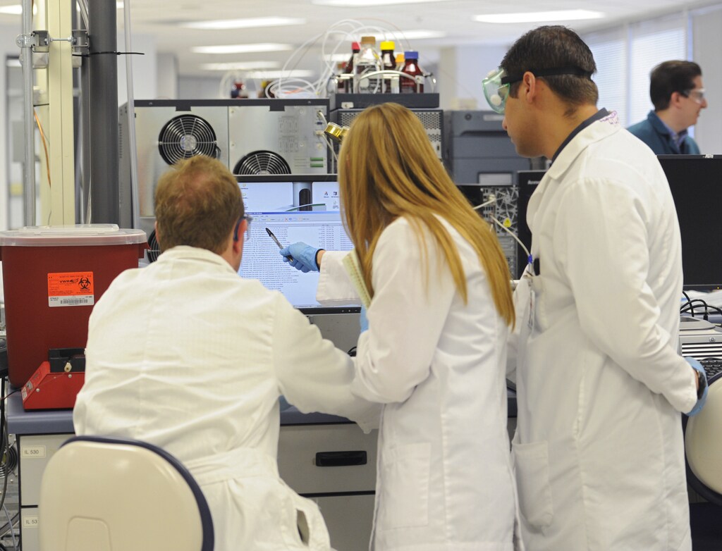 Forensic scientists analyze samples in the Toxicology lab during a tour of the Orange County, California Crime Lab in Santa Ana, California August 14, 2013. REUTERS/Lori Shepler (UNITED STATES - Tags: CRIME LAW) generative AI