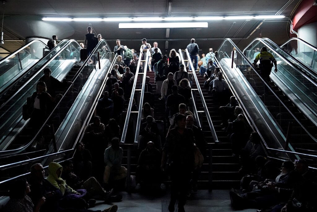 Airports can learn from the Iberian power outage, which saw thousands of passengers stranded at railway stations like Atocha in Madrid.