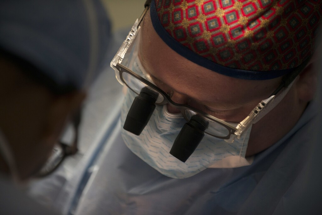 Surgeon James Guarrera harvests the damaged kidney of patient Adam Abernathy as part of a five-way organ transplant swap in New York, August 1, 2012. Abernathy's partner David Ferguson donated a kidney for transplant to a stranger while at the same time someone donated a kidney to Abernathy as part of chain of kidney donations that allowed five people to receive a transplanted kidney of a two day period. The health dangers for kidney donors is believed to be low. The risk of death from the surgery is 1 in 1,700, according to the National Kidney Foundation, and life expectancy is said to be unchanged with one kidney. Picture taken August 1, 2012. To match story USA-KIDNEY/SWAP REUTERS/Keith Bedford (UNITED STATES - Tags: HEALTH SOCIETY) - RTR361TJ