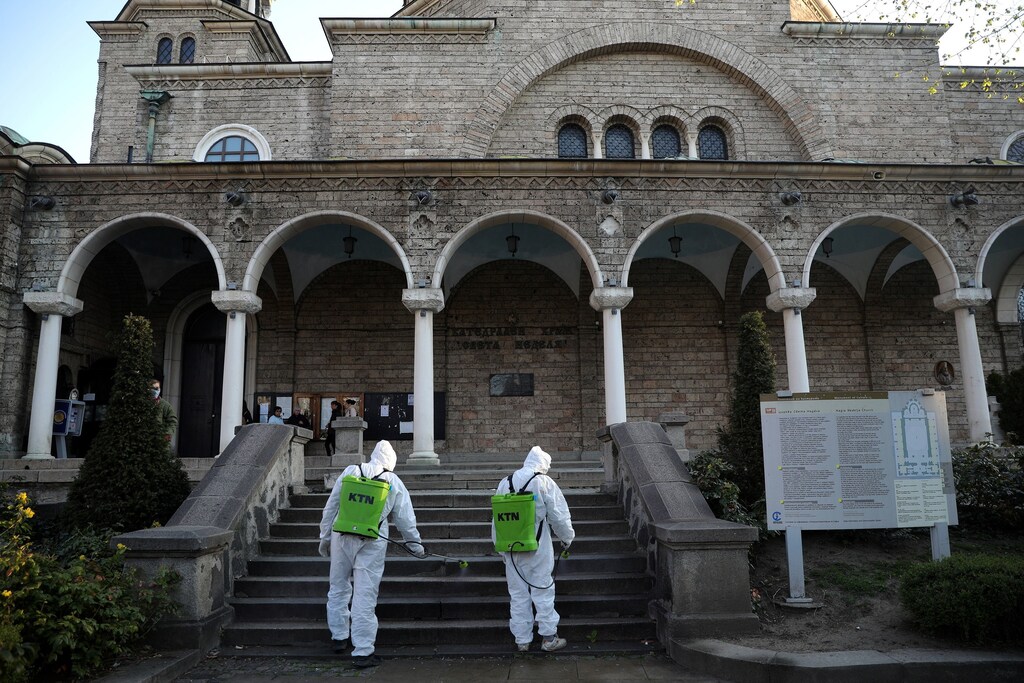Trabajadores rocían desinfectante fuera de la iglesia de San Nedelya, después del brote de la enfermedad coronavirus (COVID-19), antes de los servicios del Domingo de Ramos Ortodoxo en Sofía, Bulgaria, el 11 de abril de 2020.